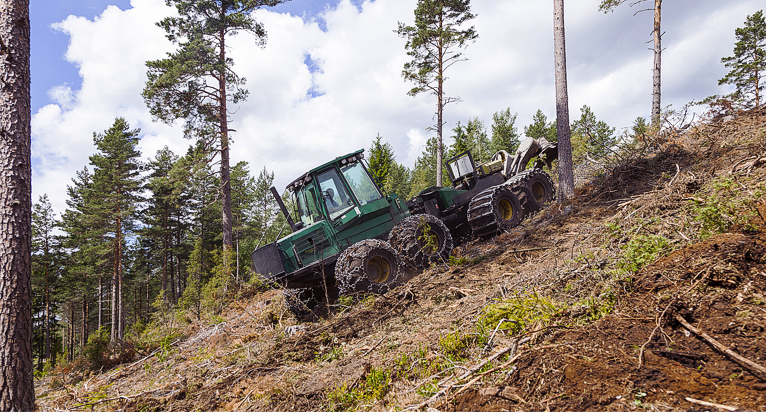 en stor maskin kör upp för en brant backe